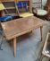 Table basse vintage, en rotin avec plateau en verre