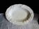 Plat légumier ovale blanc, ancien plat de table en faïence barbotine. .