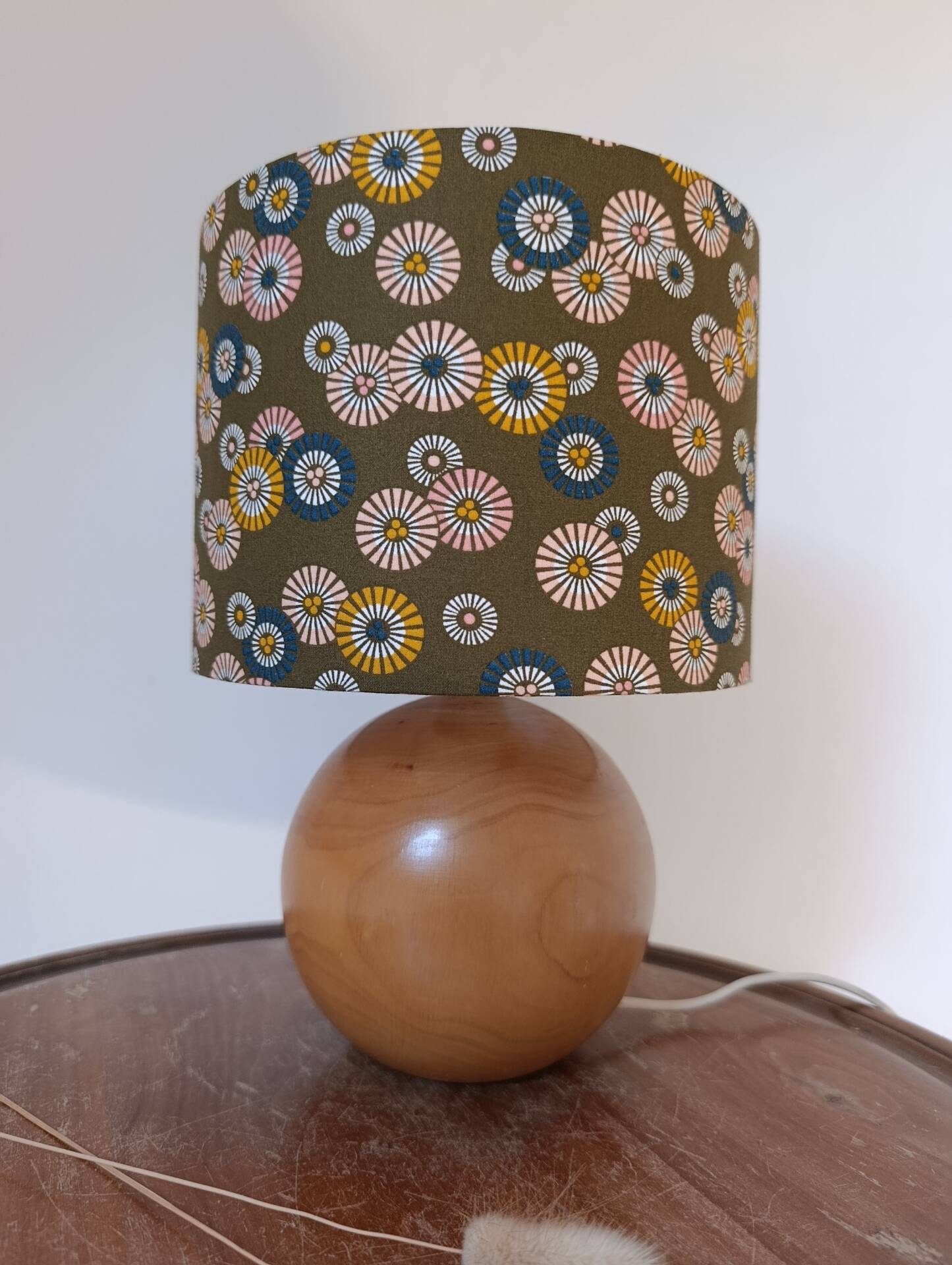 Lampe en bois rond et abat-jour kaki imprimé soleil levant