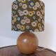 Lampe en bois rond et abat-jour kaki imprimé soleil levant