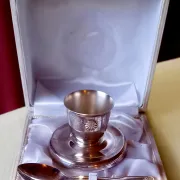 Egg cup and spoon with shell pattern in silver-plated metal 1970