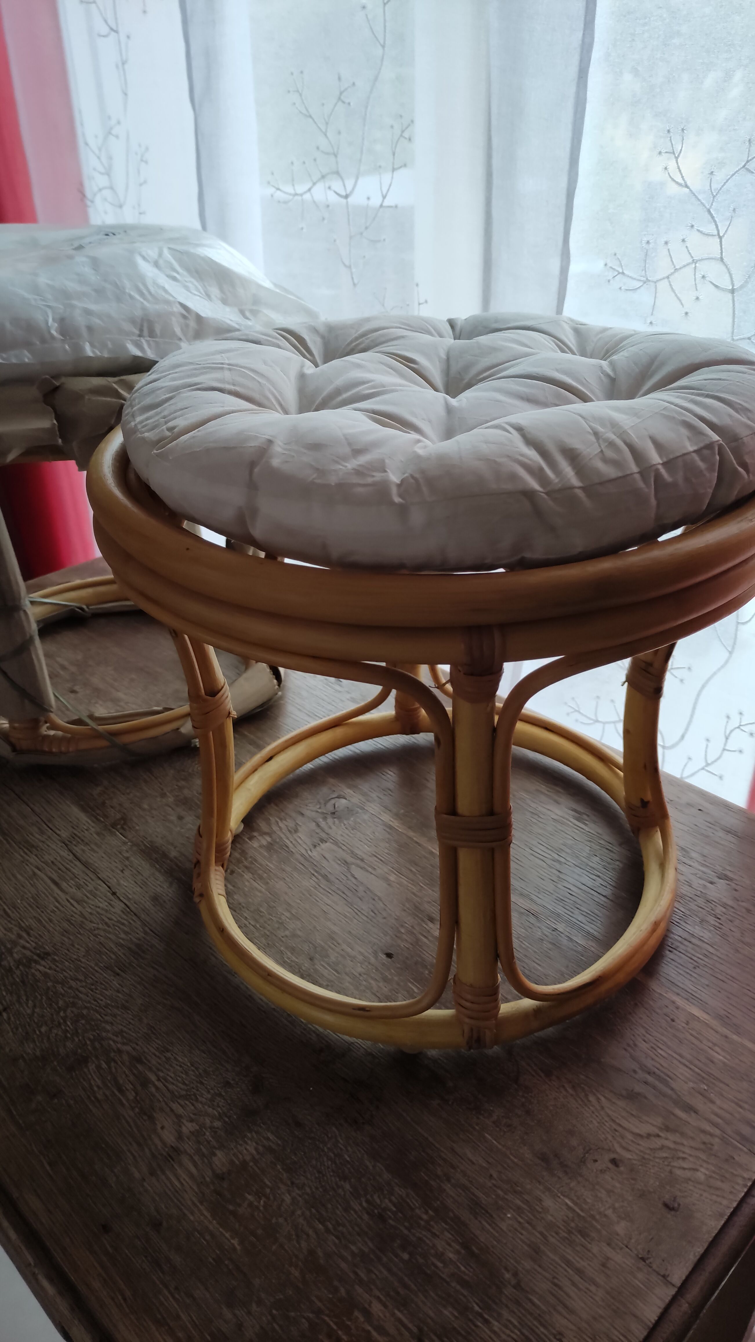 Paire de poufs en rotin et bambou