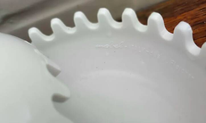 Mebel Clam ashtray from the 1970s by Alan Fletcher in white.