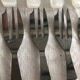 12 fourchettes à dessert manche plastique nacré blanc