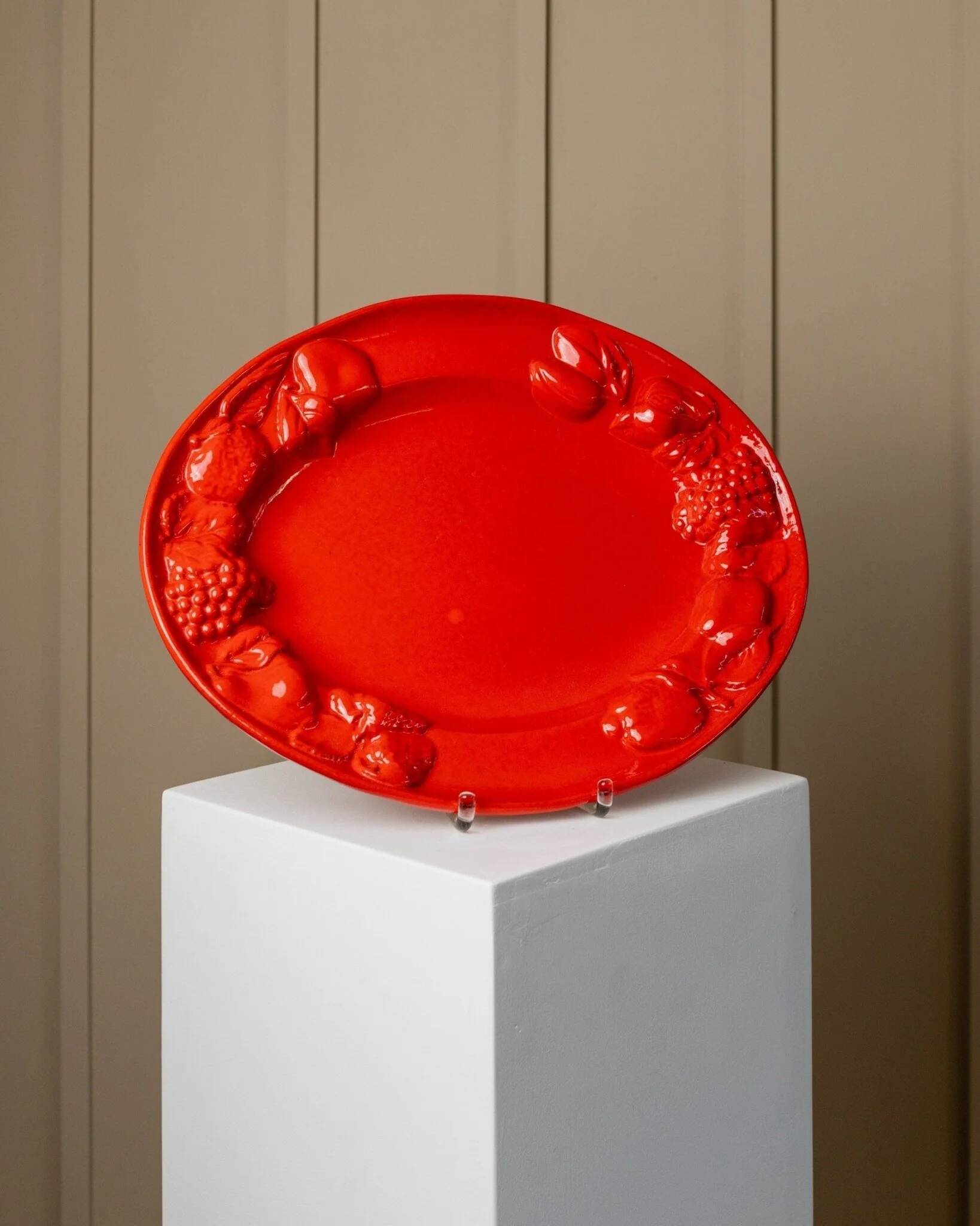 Large vintage oval ceramic platter XL from the 1980s - red glaze - fruit relief - Mid-Century design - Italy