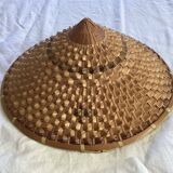 Chapeau Asiatique dimensions : hauteur -16 cm- diamètre -42 cm-