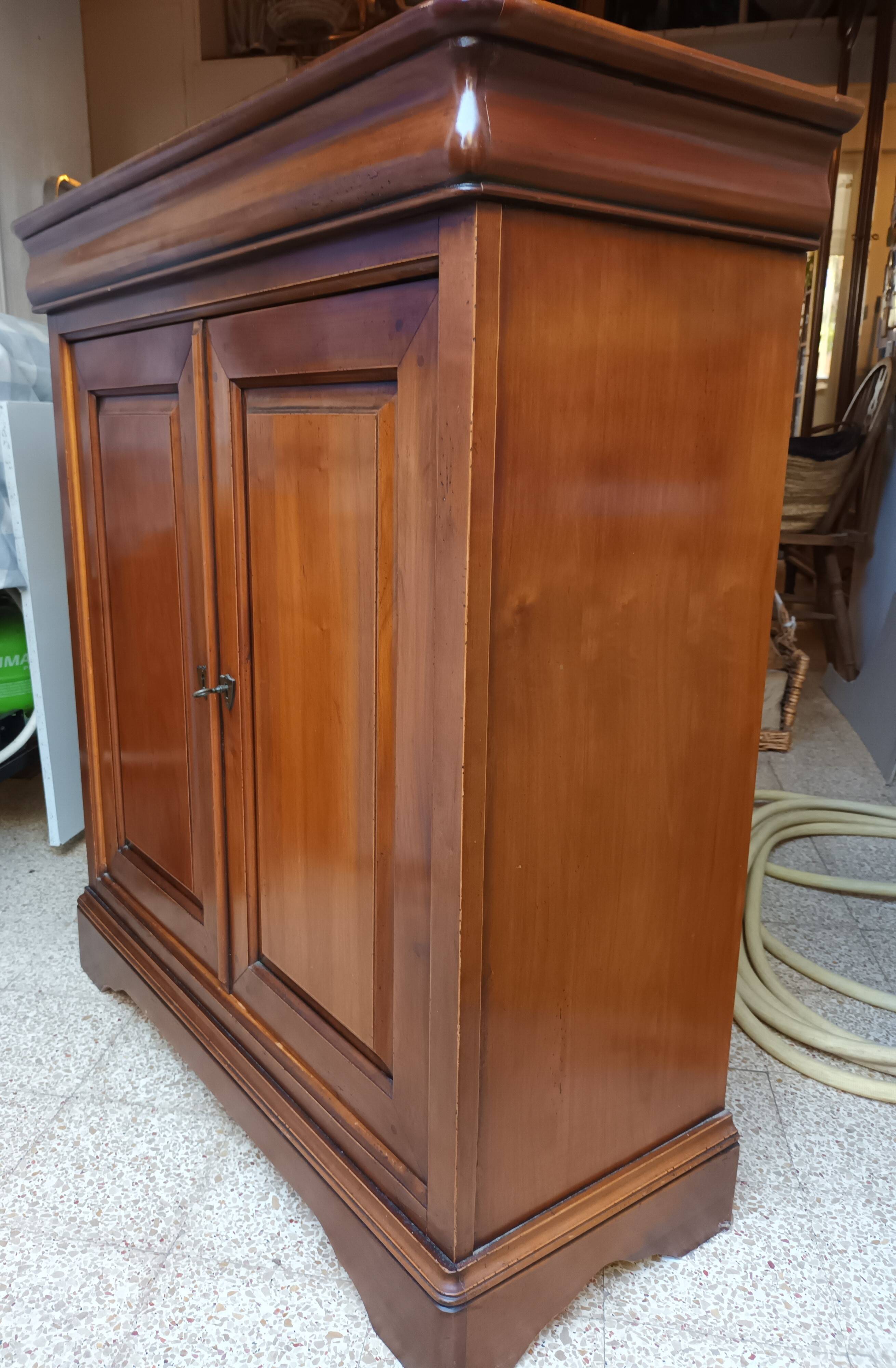 Small buffet with 2 doors