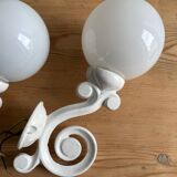 Anciennes appliques en fonte émaillée / globe opaline