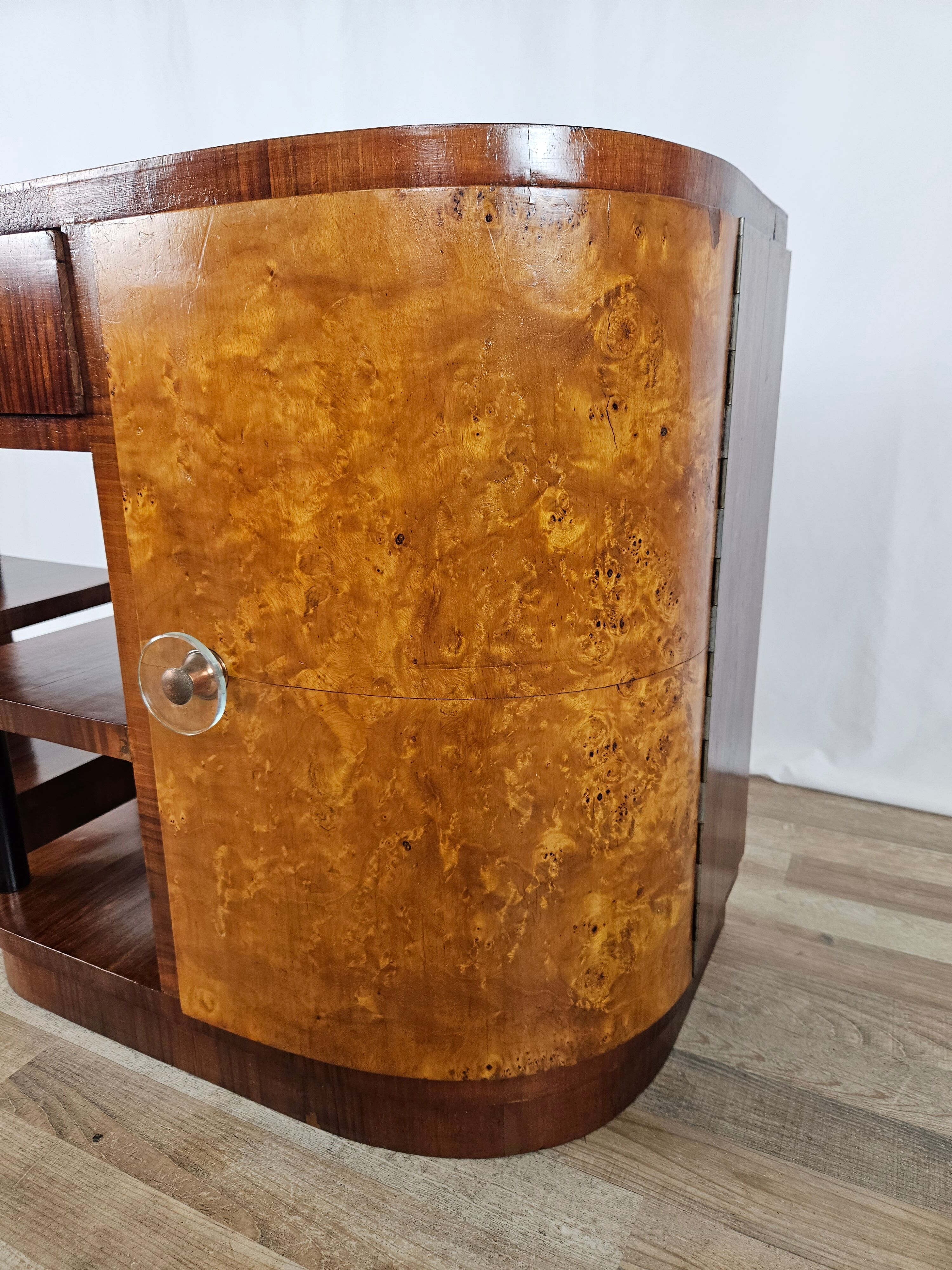 Pair of Art Decò bedside tables in walnut and thuja