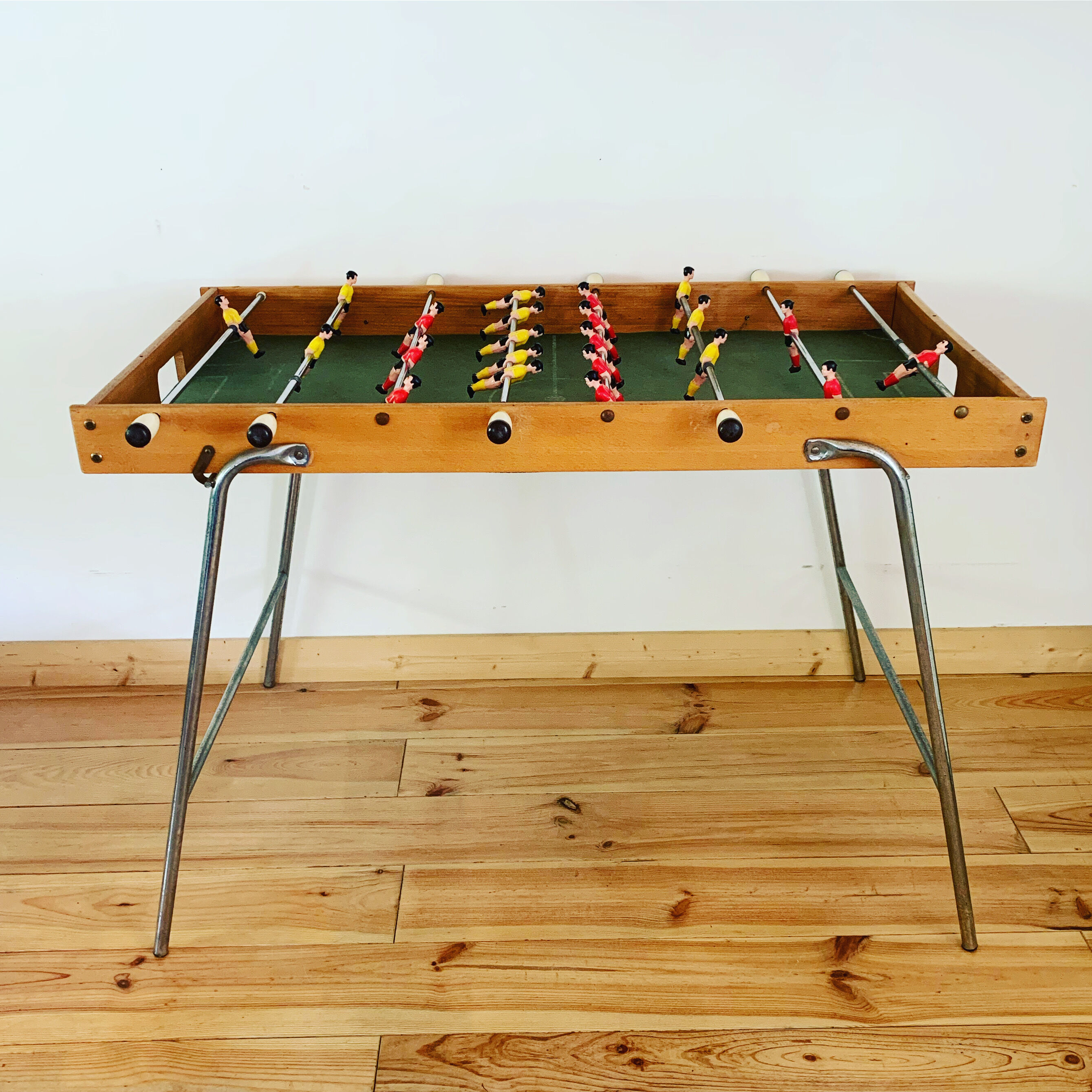 Foldable vintage table football