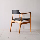 Fauteuil scandinave recouvert de similicuir