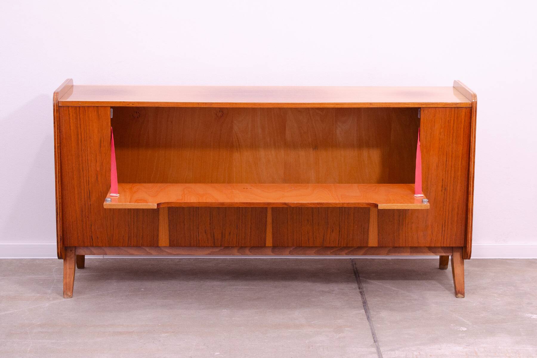 Commode moderne du milieu du siècle en noyer par František Jirák, années 1960, Tchécoslovaquie
