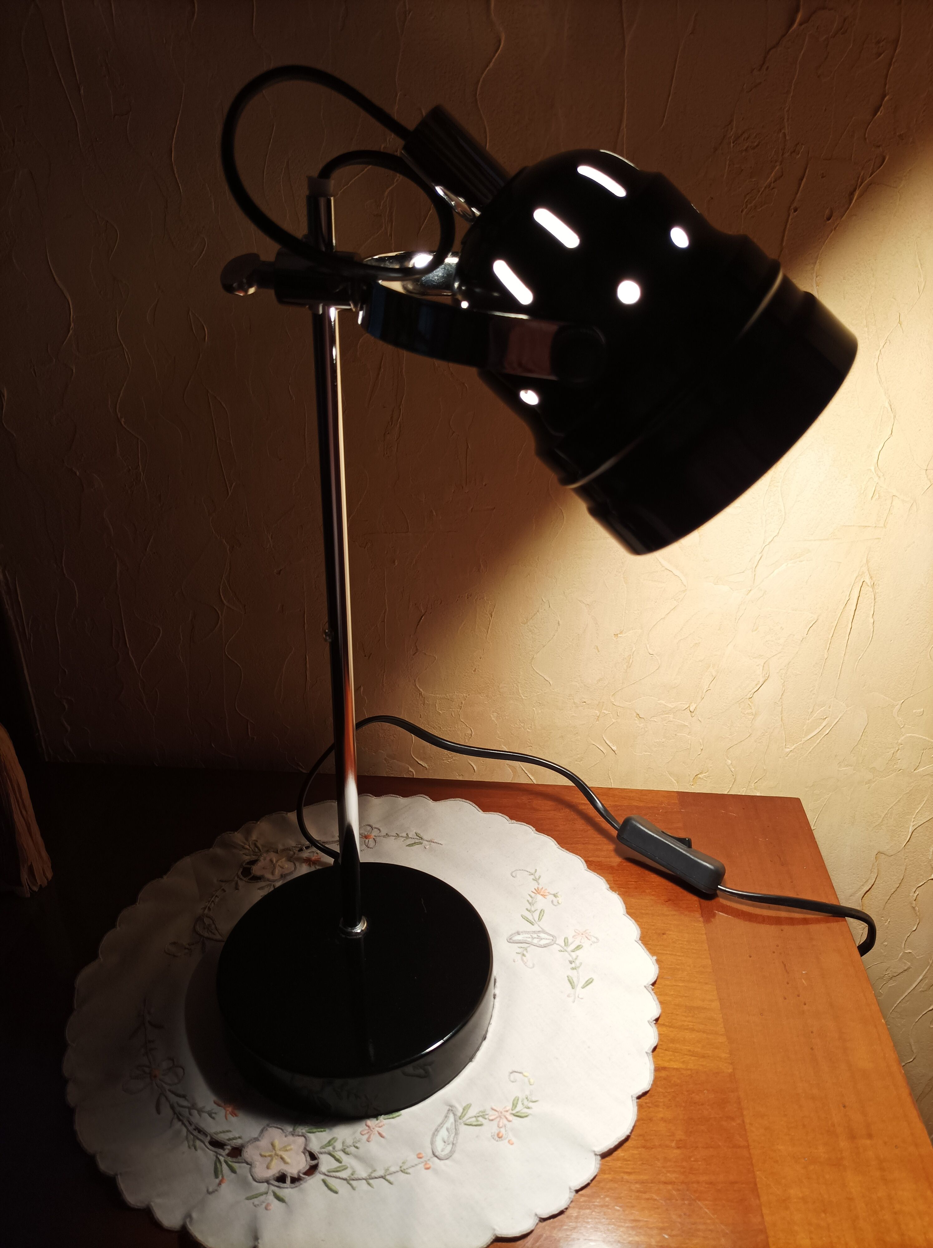 Adjustable desk lamp