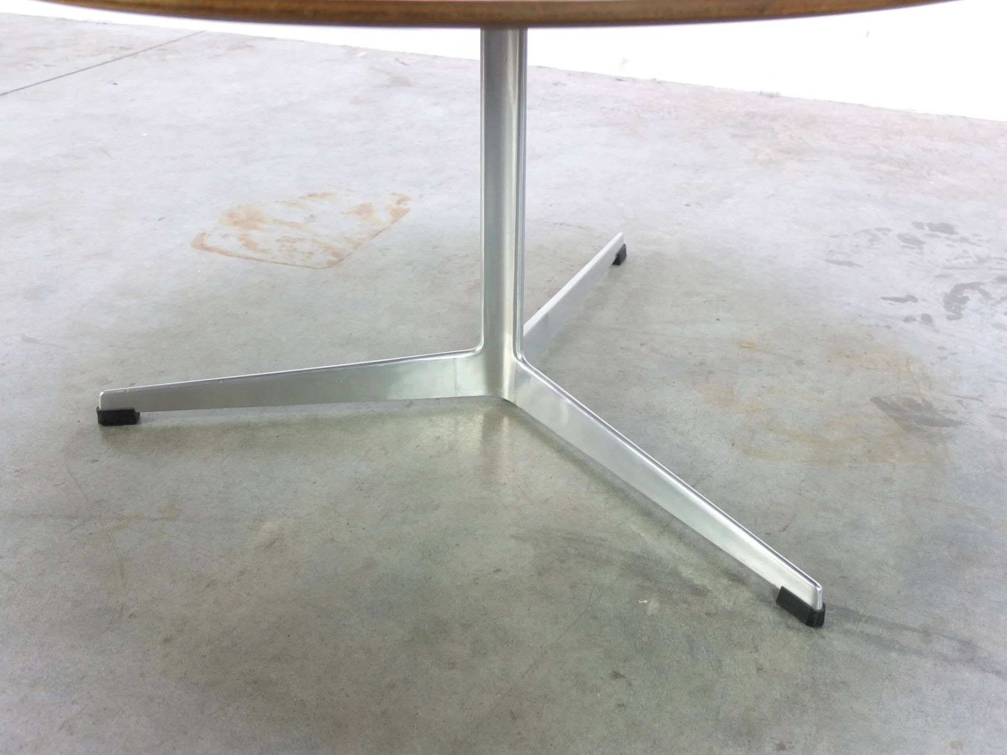 Circular coffee table in oak by Arne Jacobsen for Fritz Hansen, 1960s