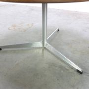 Circular coffee table in oak by Arne Jacobsen for Fritz Hansen, 1960s