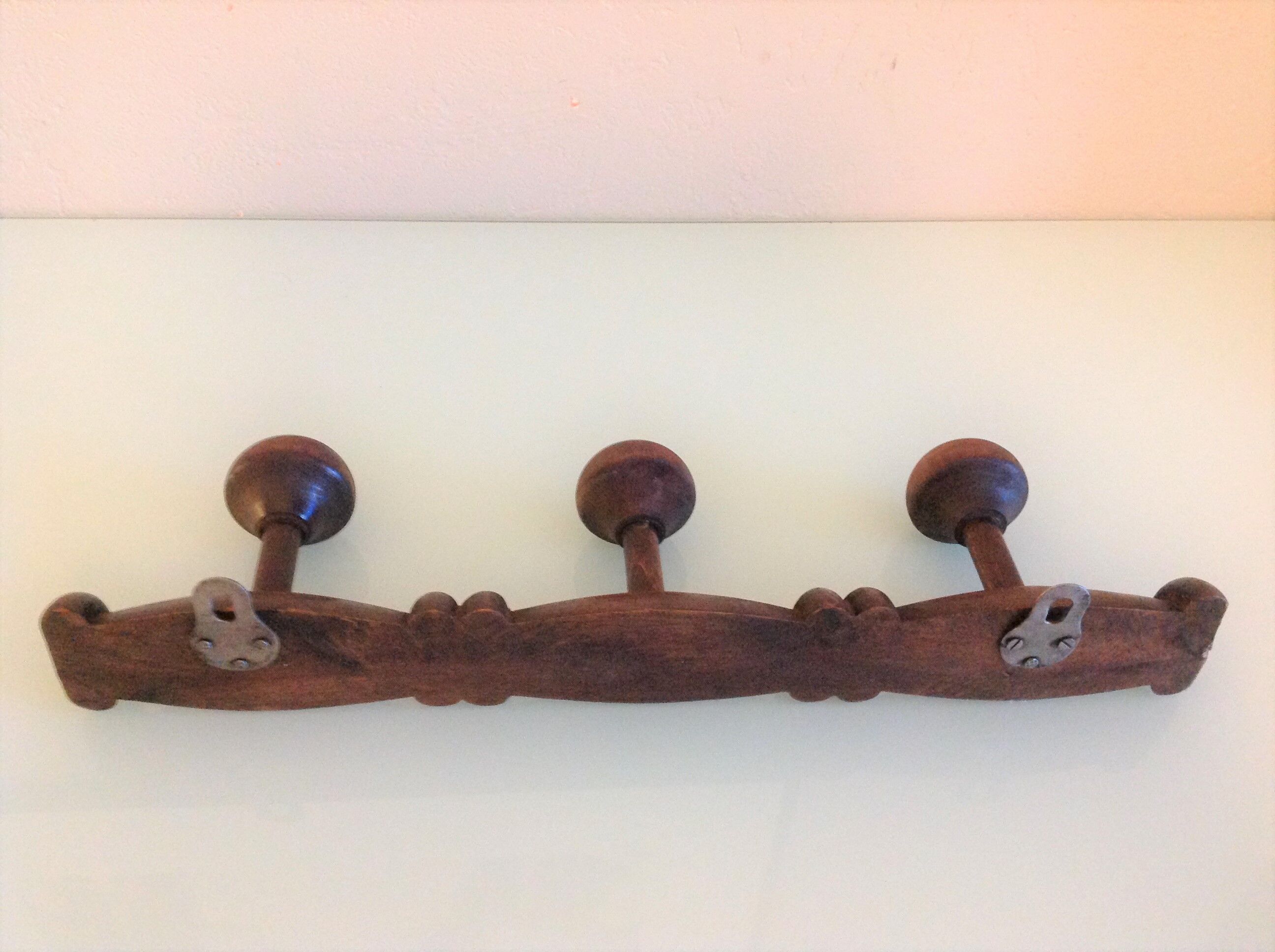 Three-headed wooden patère