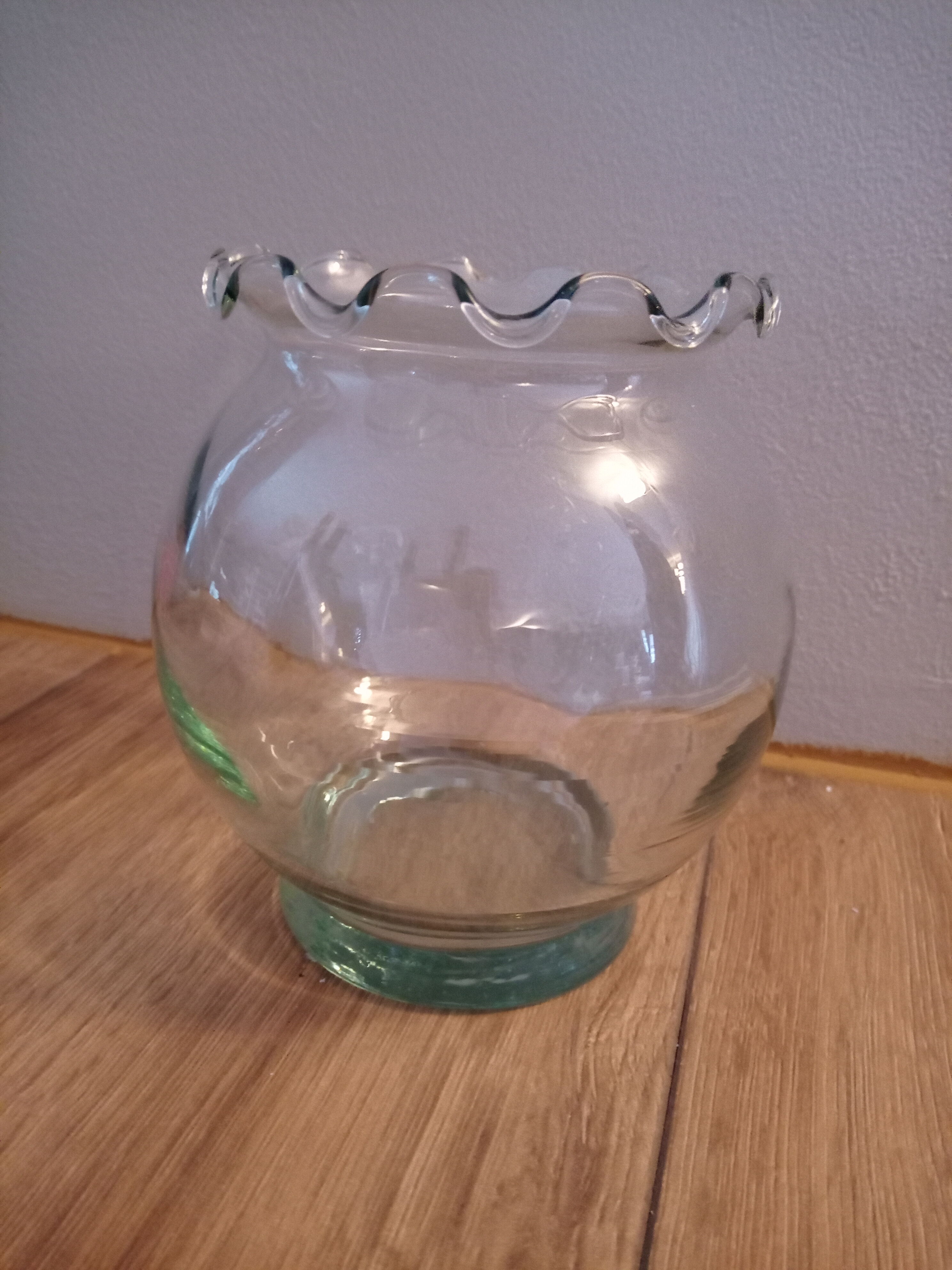 Vase ball cast glass corrugated collar