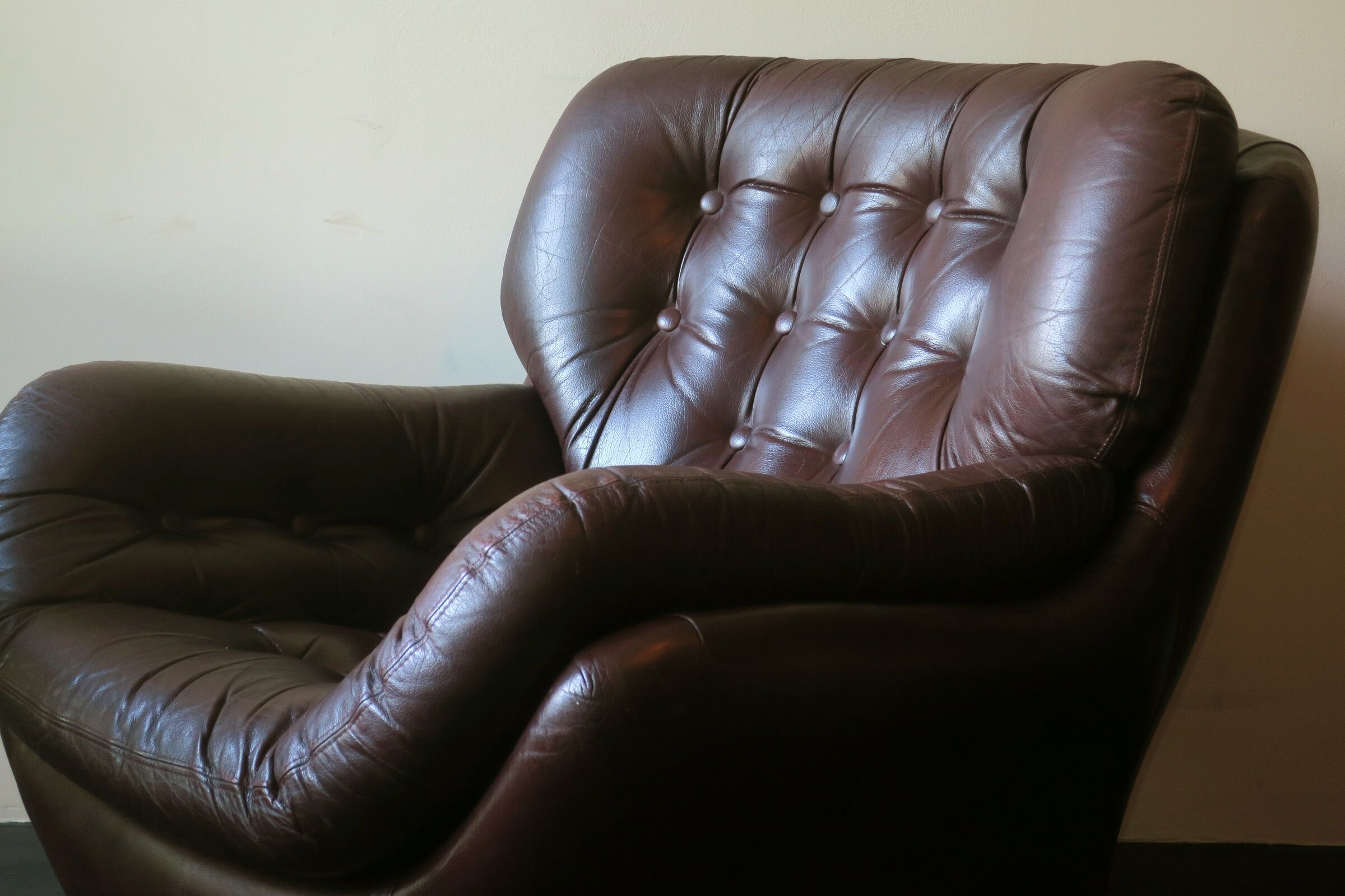 Leather pod club chair Brazilian influence, 1960s