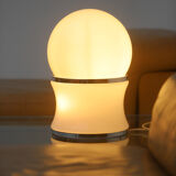 Lampe de table blanche en verre opalin blanc années 1970