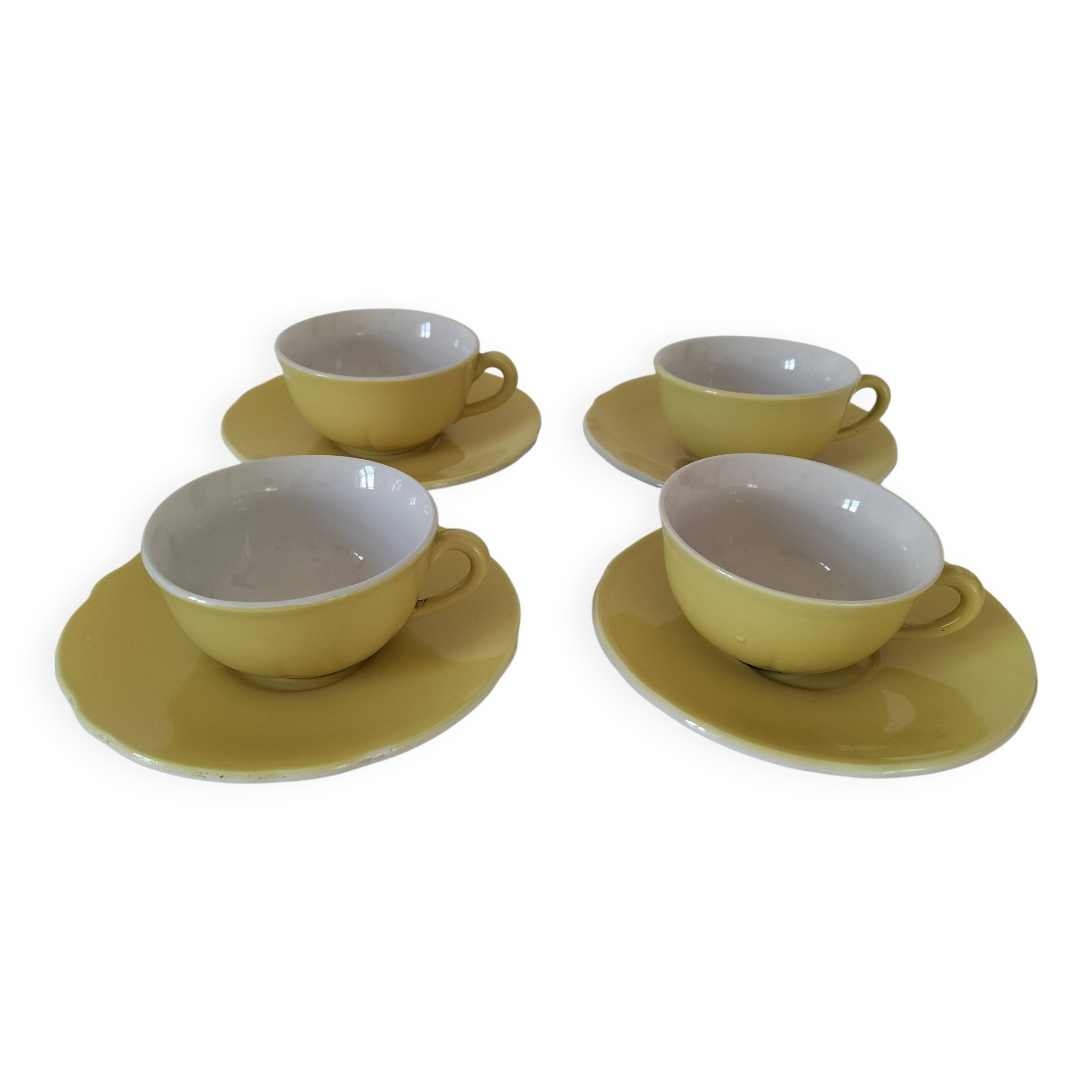 Ensemble tasses et soucoupes vintage en céramique jaune