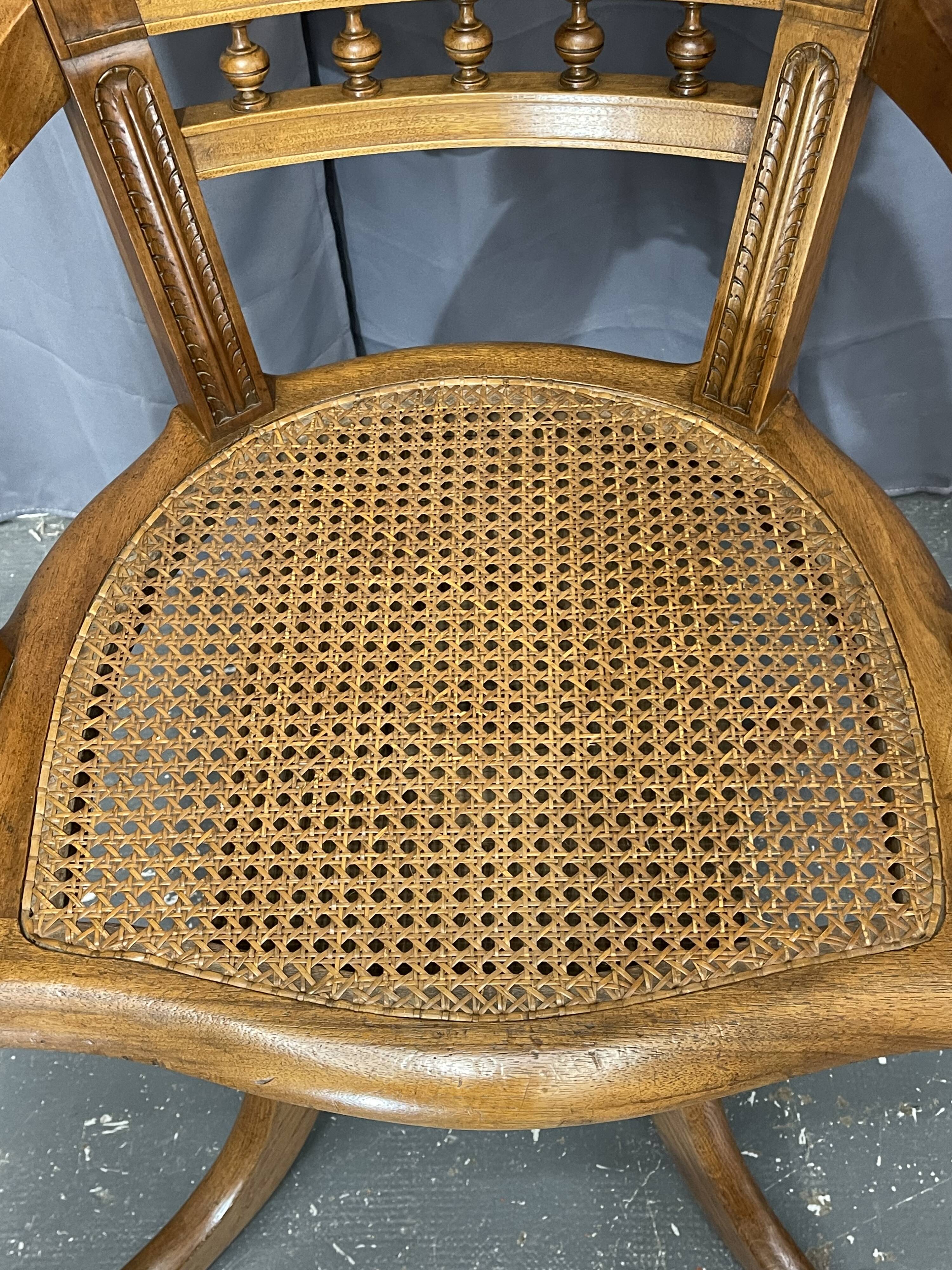 Fauteuil de bureau américain canné époque 1900