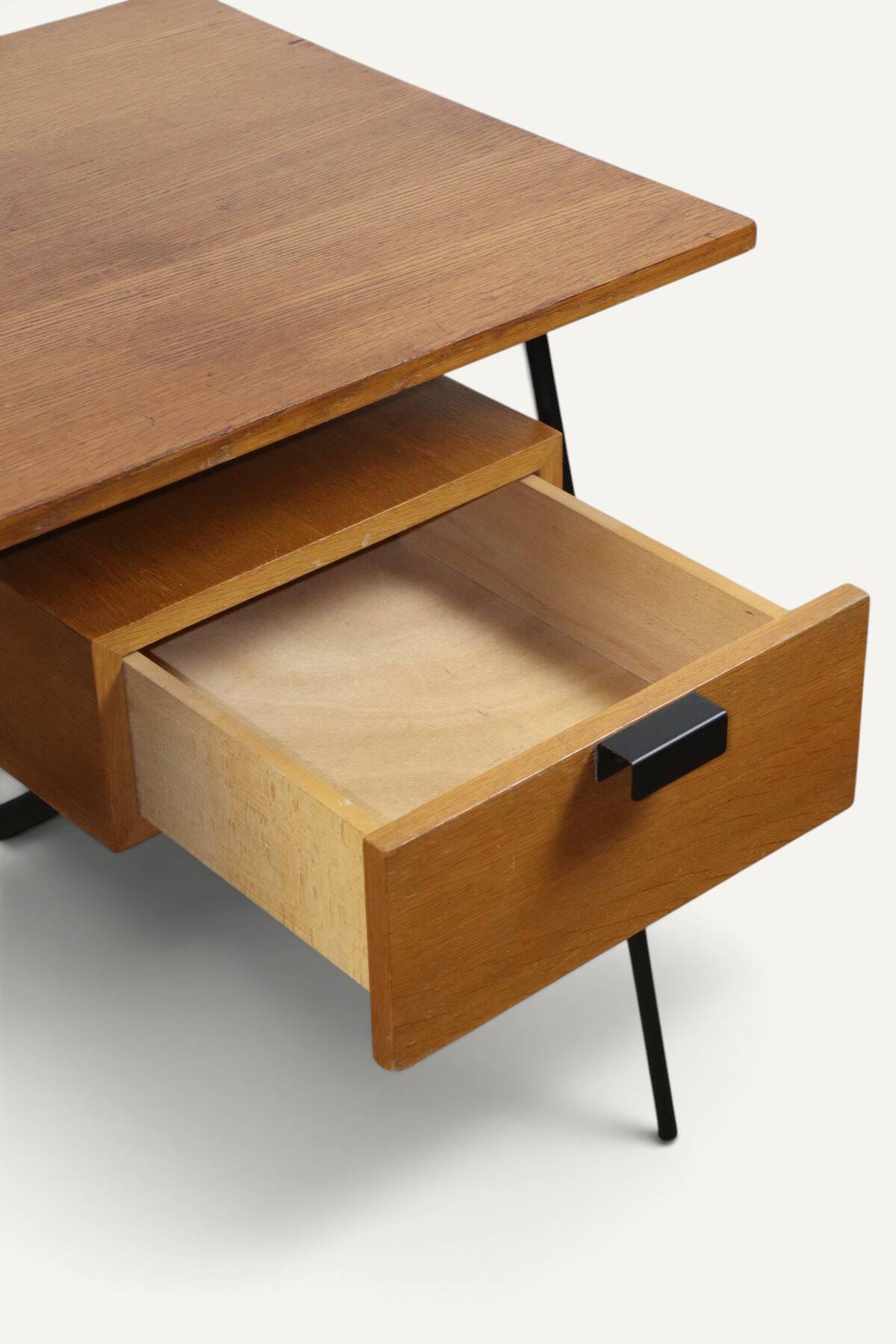 Bureau CM178 Pierre Paulin pour Thonet en chêne et métal noir – Années 1950