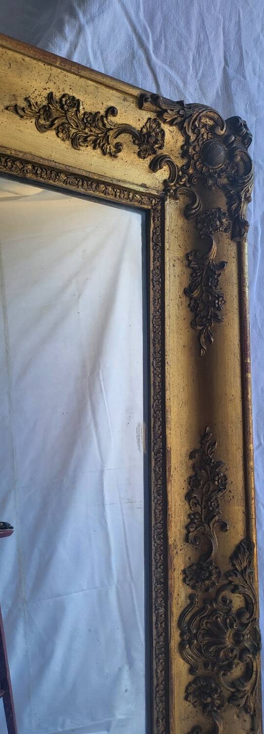 Antique Louis Philippe style gilded mirror decorated with floral motifs