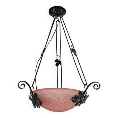 Suspension en fer forgé, vasque rose à décor floral, Art Deco, Circa 1930