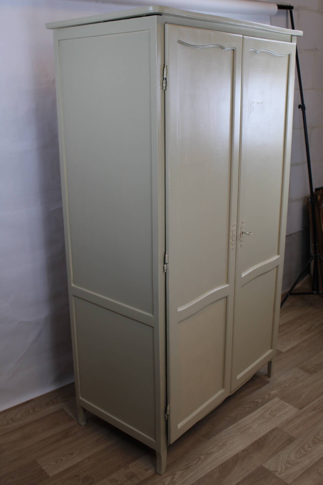 Armoire parisienne blanche avec penderie et étagères – France, années 1930