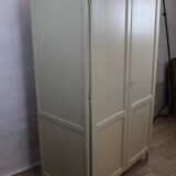 Armoire parisienne blanche avec penderie et étagères – France, années 1930