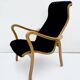 Fauteuil vintage GA Berg « Torparen », chêne, peau de mouton noire, ottoman, années 1960