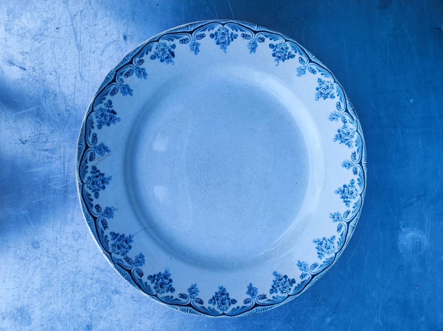 Old round iron earth dish, HB&Cie Bordeaux