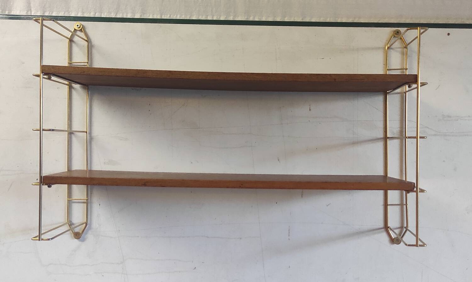 String wall shelf in gold metal and wood - 60s/70s