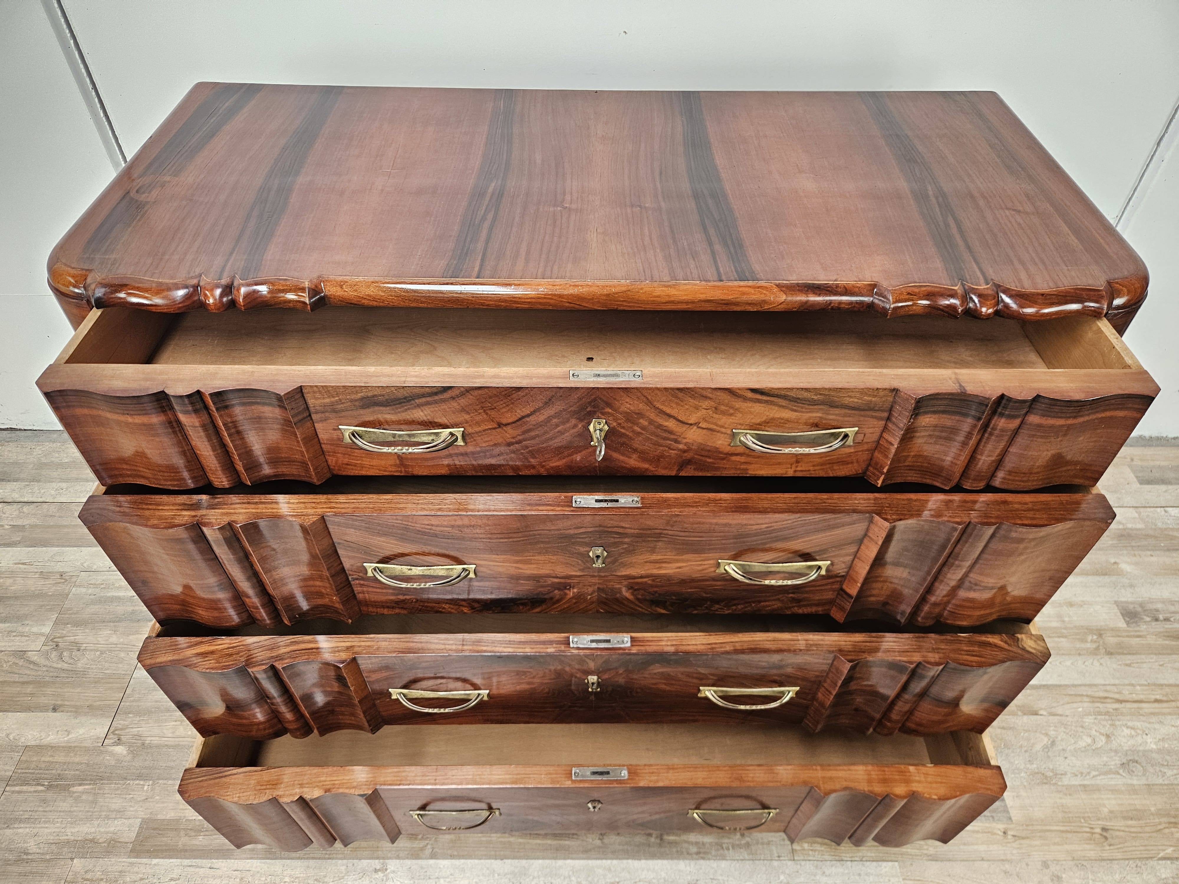Commode en noyer avec 4 tiroirs et poignées en laiton, années 1940