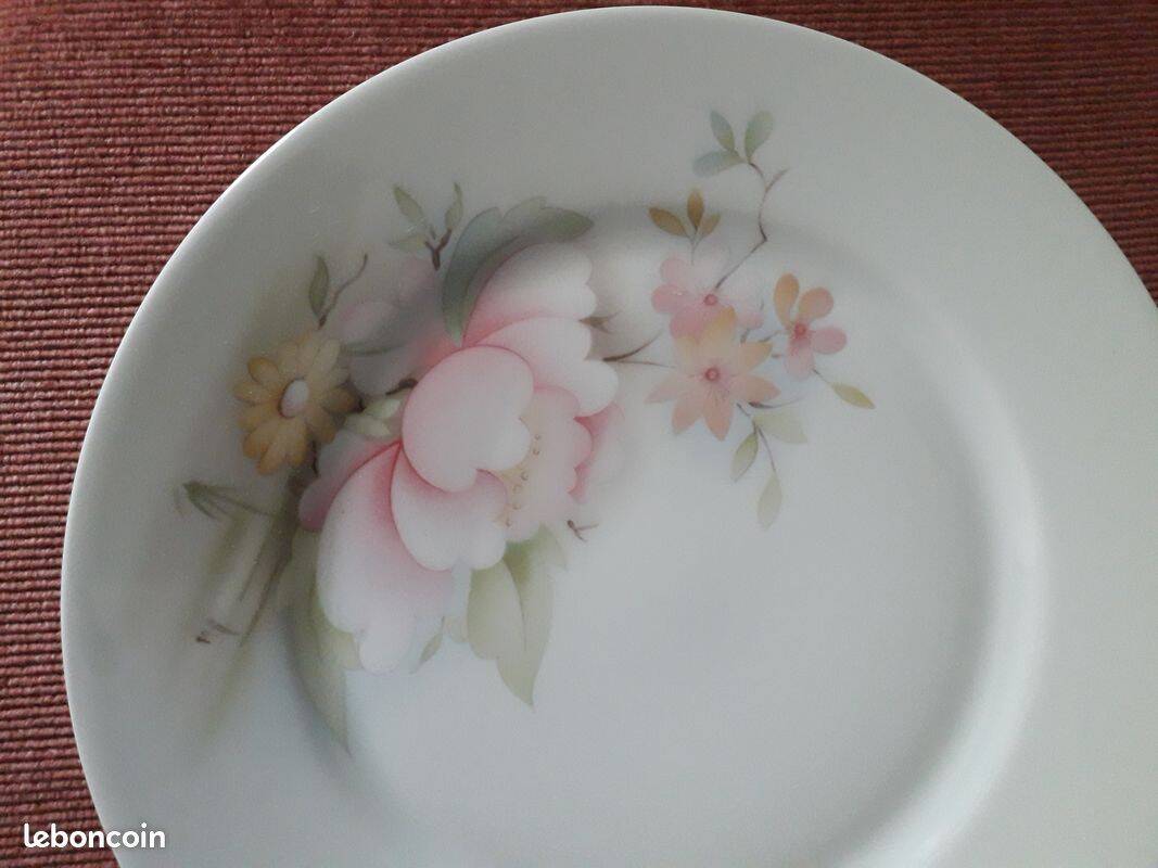 10 dessert plates made of Limoges porcelain, France.