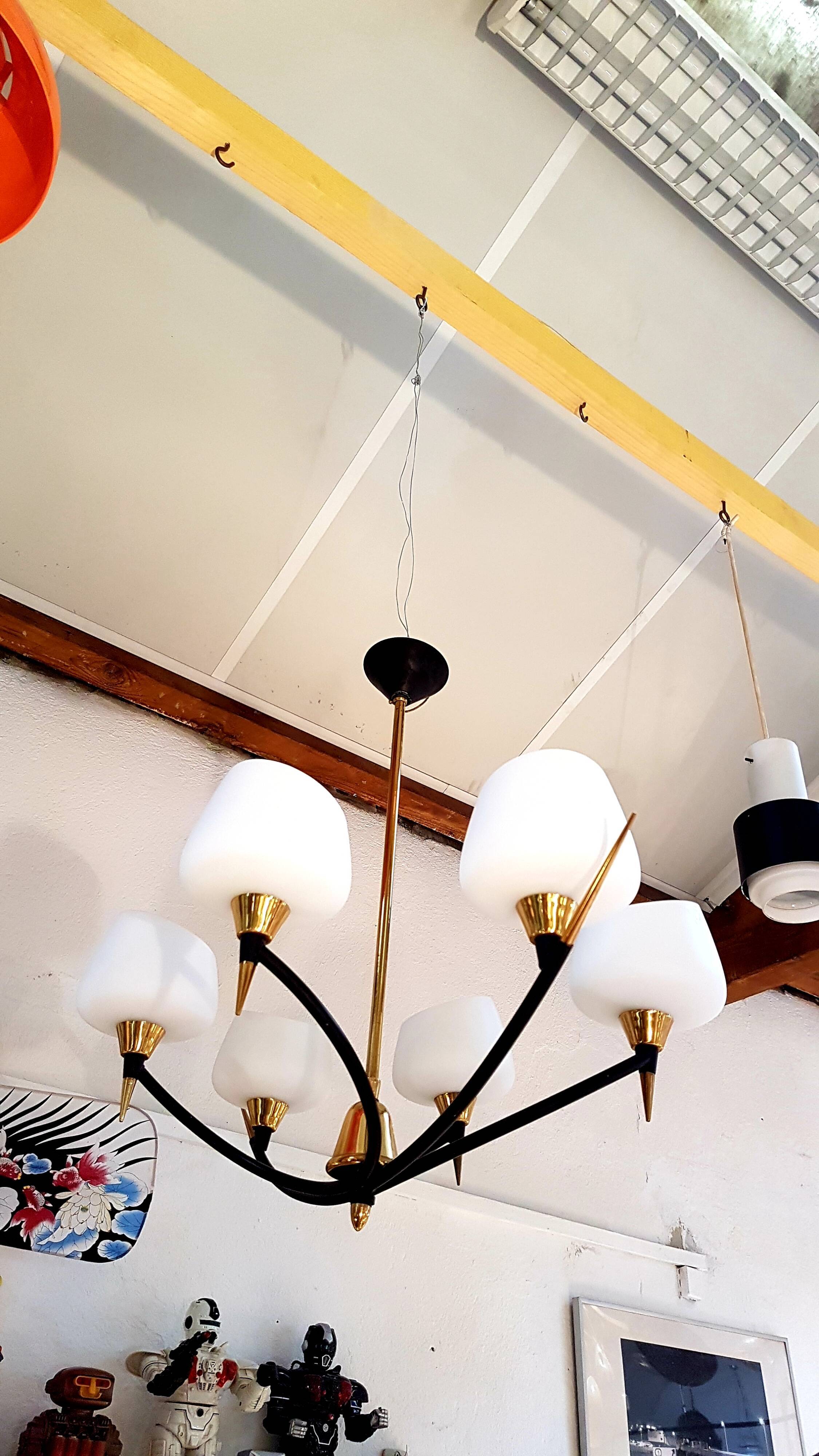 Chandelier Arlus laiton metal opalines blanche years 50