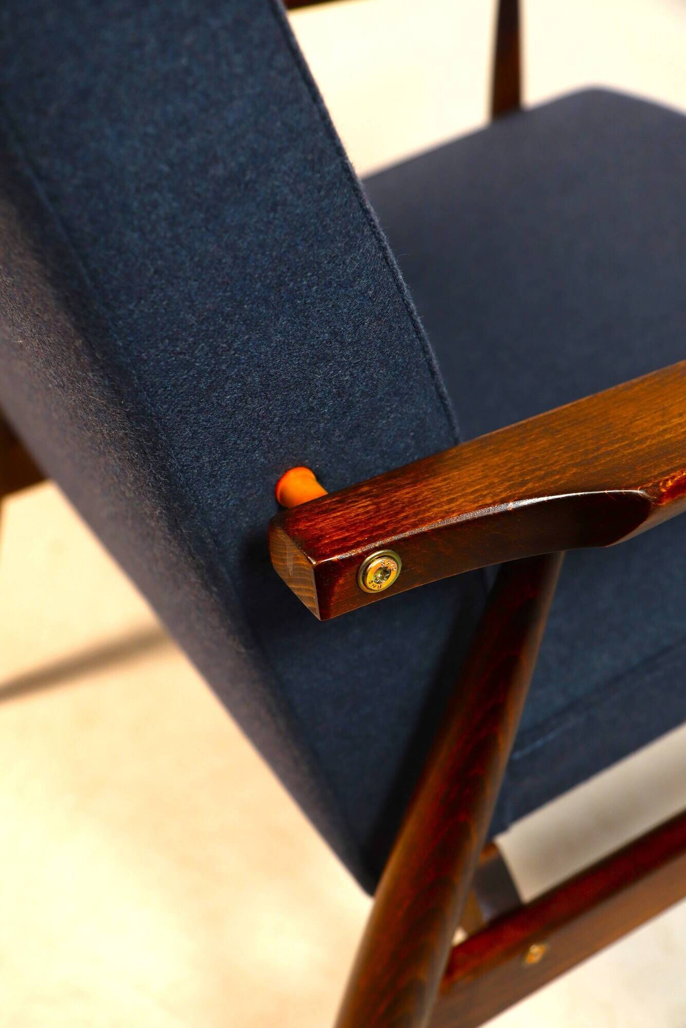 Fauteuil Vintage en Laine Bleu Marine Bois Couleur Noyer