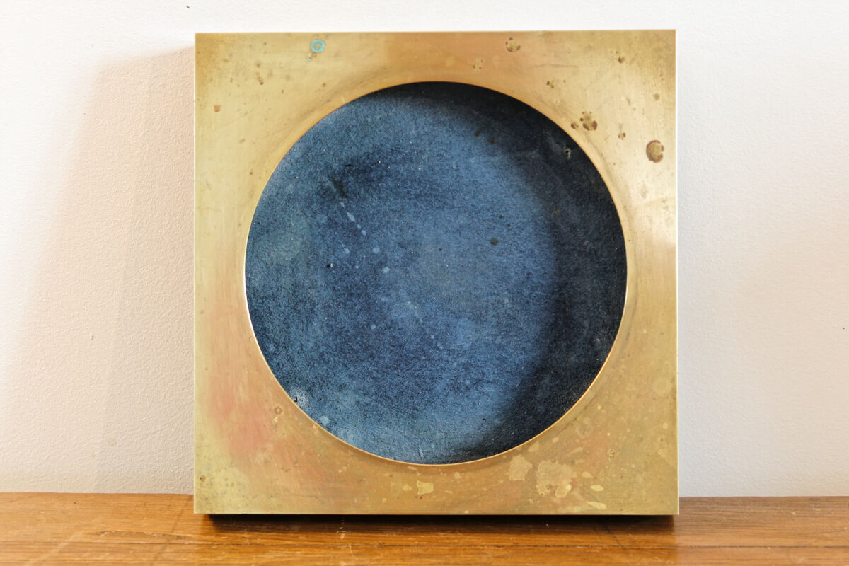 Picks up brass counter money