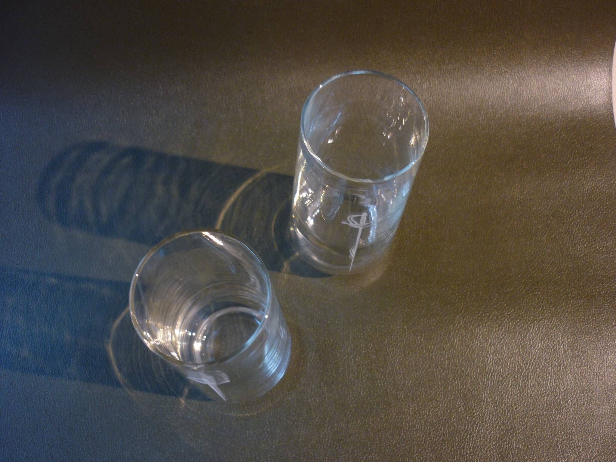 Lot de 2 verres avec épée gravée