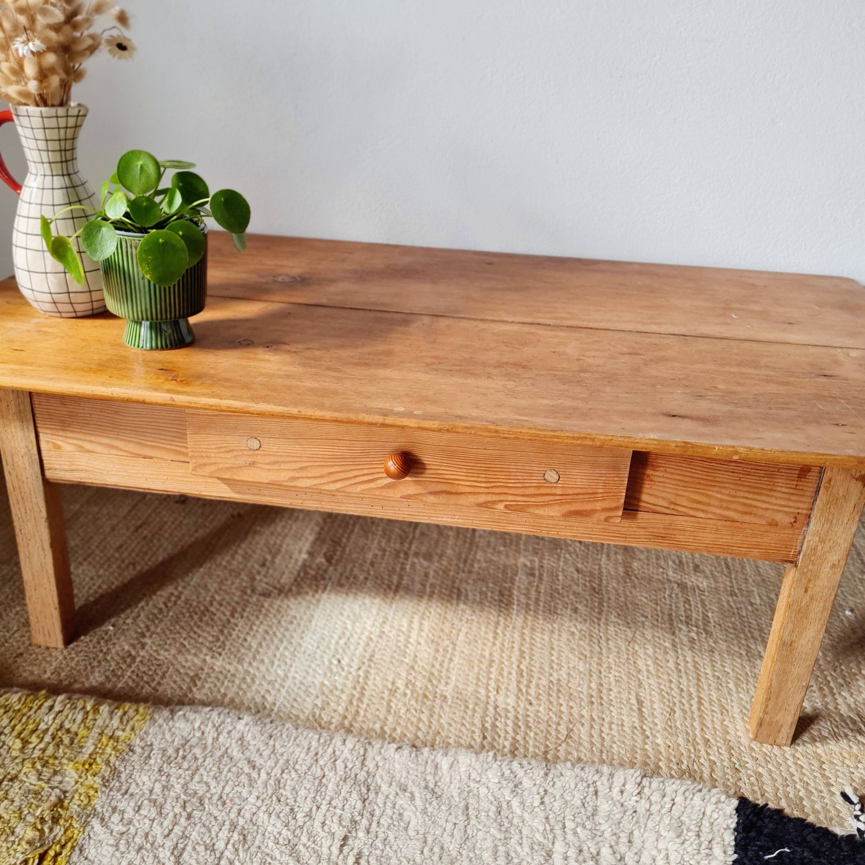 Old low farmhouse table in solid wood with its drawer - 128cm