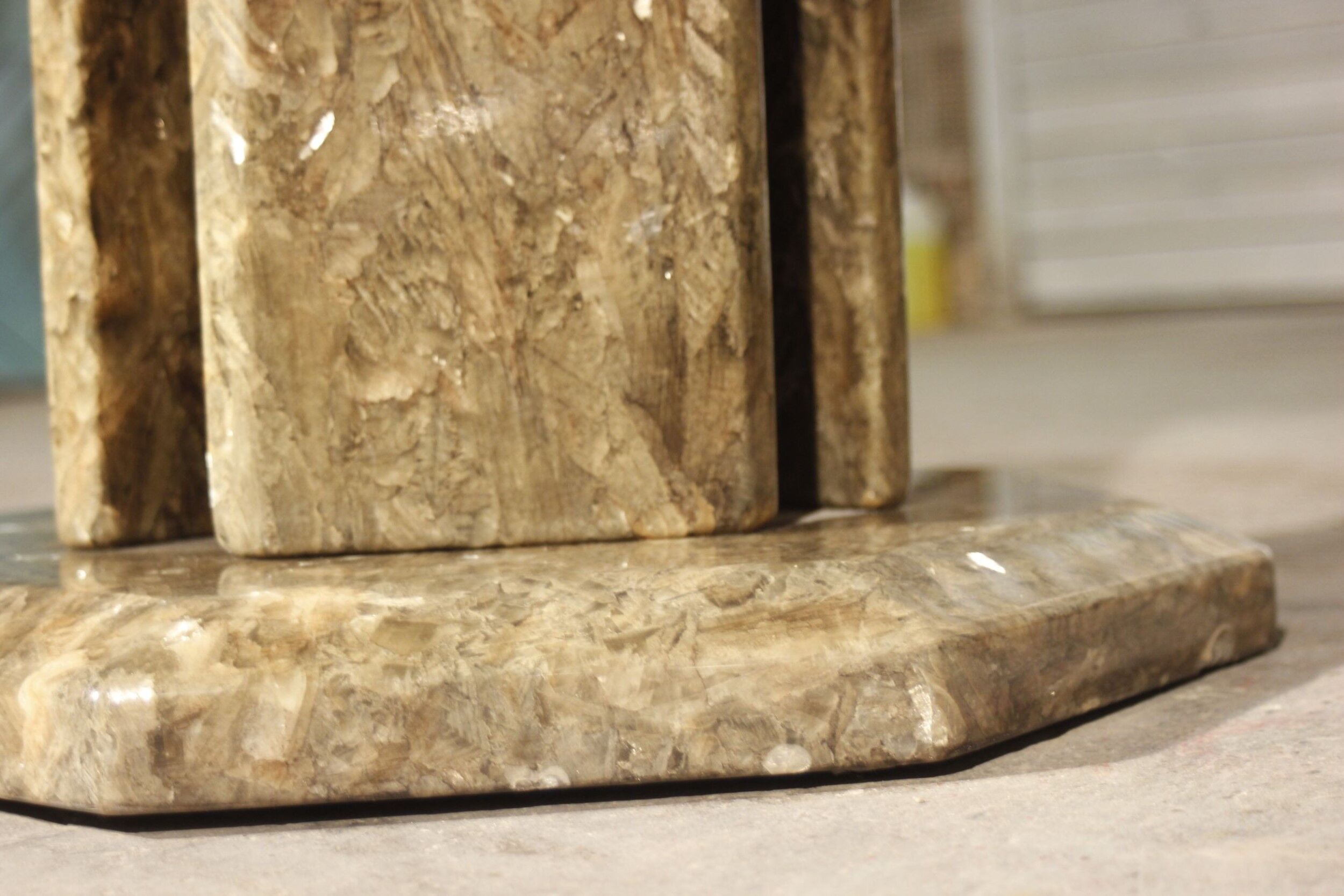 Octagonal post-modernist lounge table in marble beaded massive green quartz, Italy 1970s