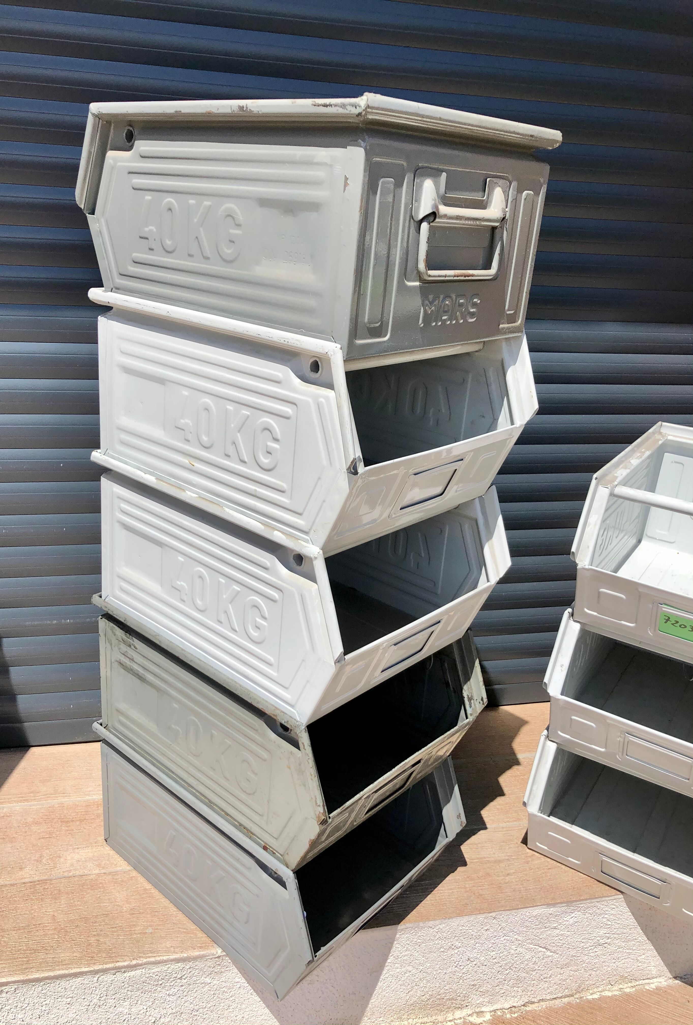 Industrial claw tray