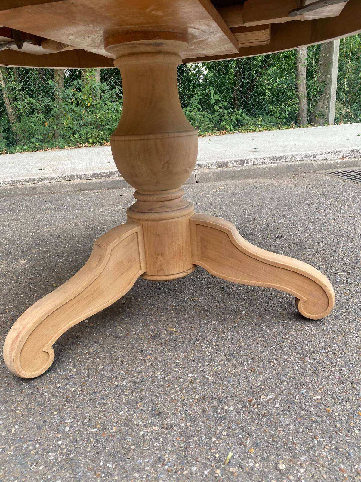 Table à manger ronde pied central extensible décapée en bois massif 3 rallo