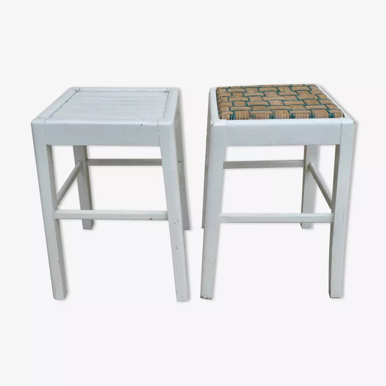 Paire de tabourets en bois, patine blanche, vers 1950