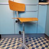 Swivel workshop chair