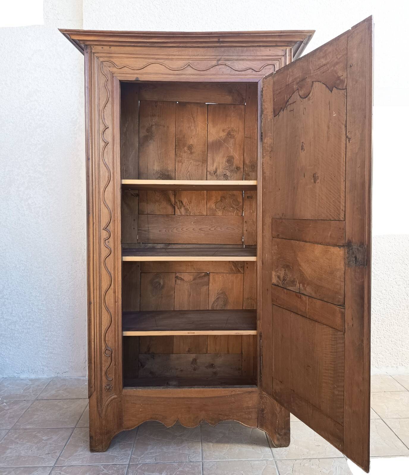 Louis XIV bonnetière in walnut, 18th century.