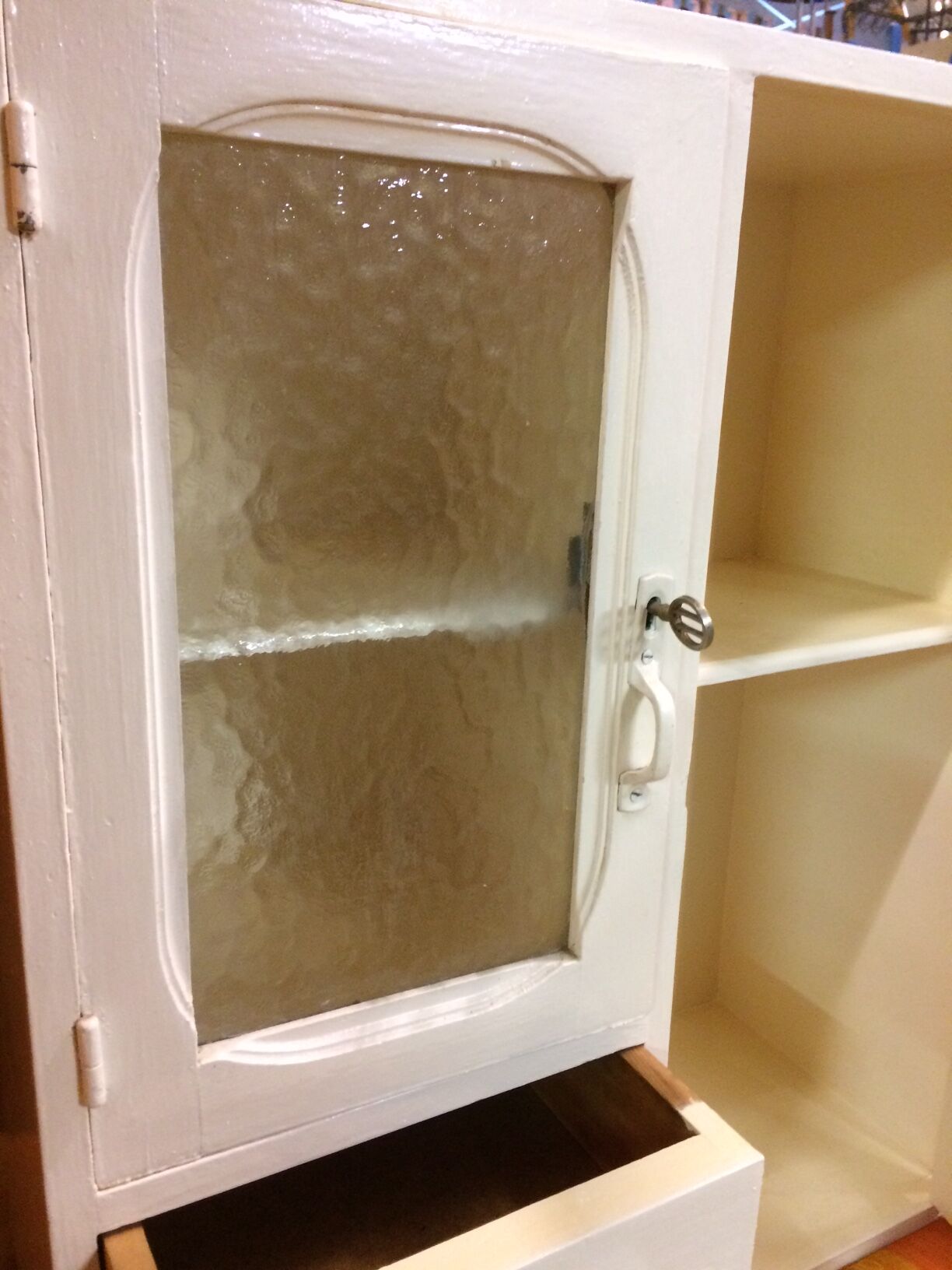 Old medicine cabinet - 50s