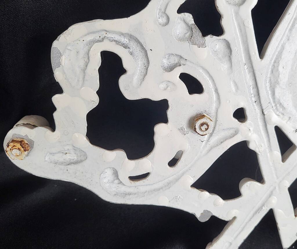 Porte-manteau mural vintage à 4 crochets en aluminium moulé, orné d'héraldique.