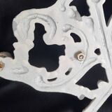 Porte-manteau mural vintage à 4 crochets en aluminium moulé, orné d'héraldique.