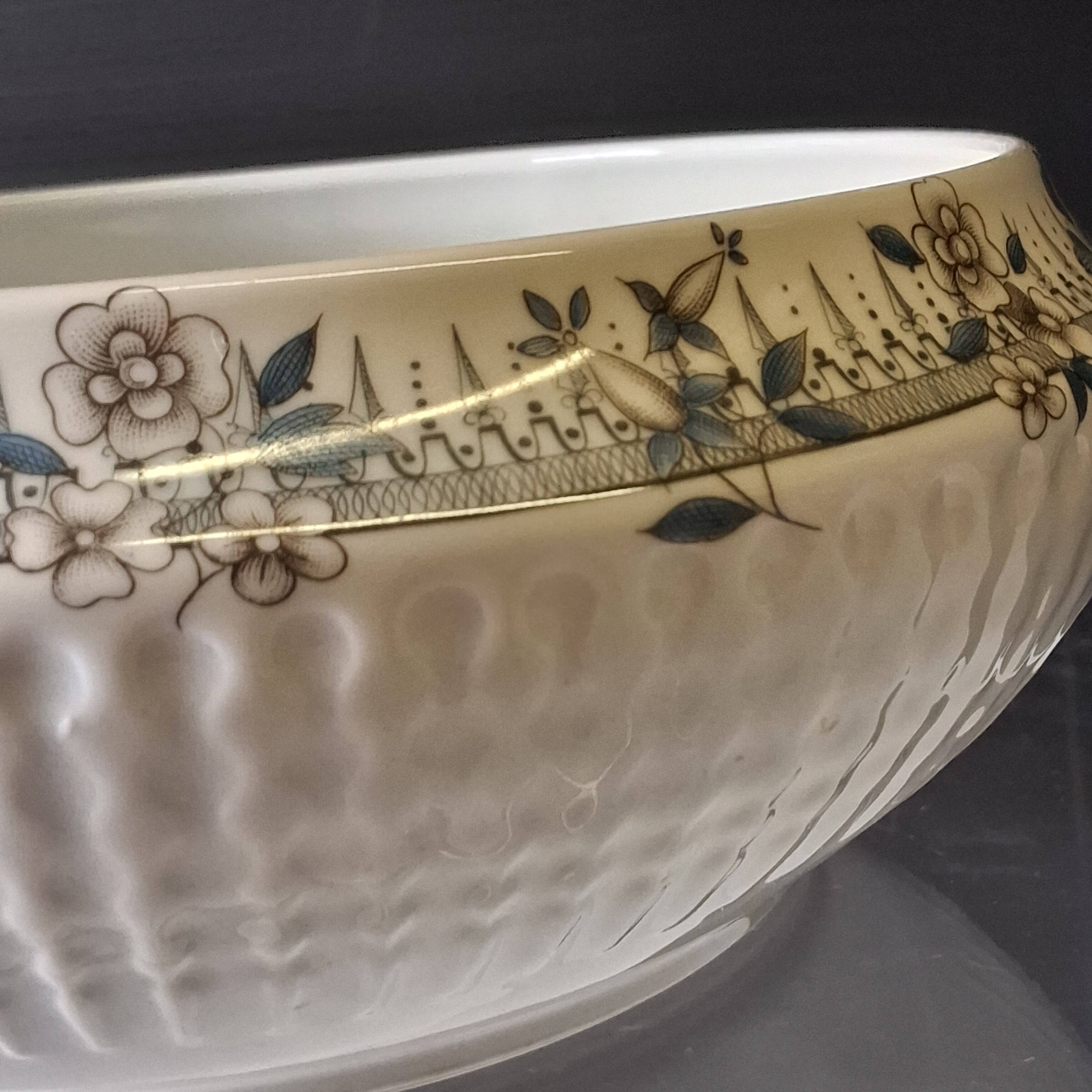 Porcelain salad bowl from Chauvigny, France, in very good condition.